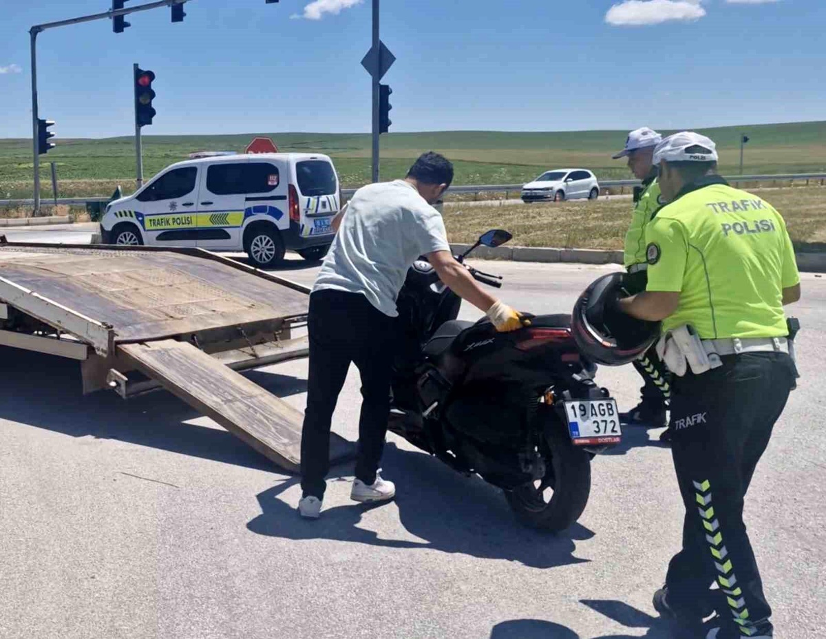 Çorum\'da Motosiklet Otomobile Çarptı