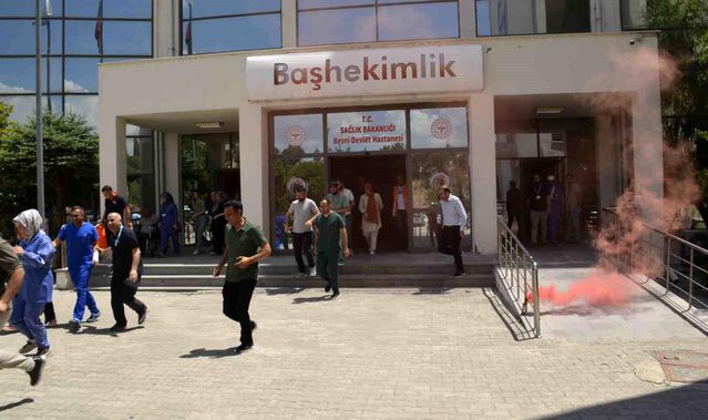 Devlet hastanesindeki acil durum tatbikatı gerçeği aratmadı