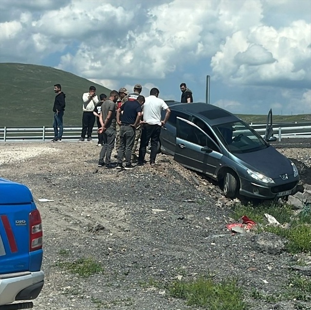 Jandarma Peşindeki Göçmen Kaza Yaptı