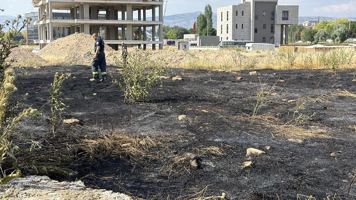 Tepebaşı\'nda Ot Yangını Söndürüldü