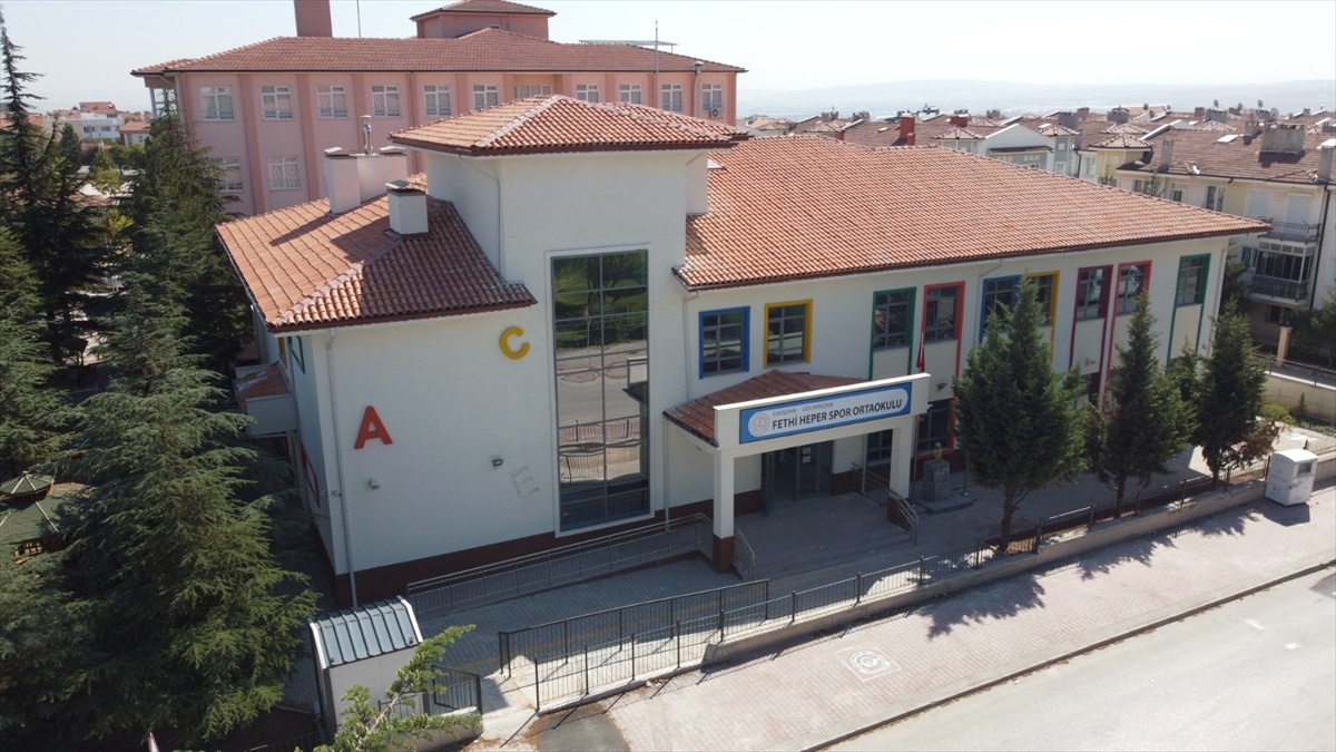 Fethi Heper\'in İsimli Ortaokulda Gelecek Nesil Yetişiyor