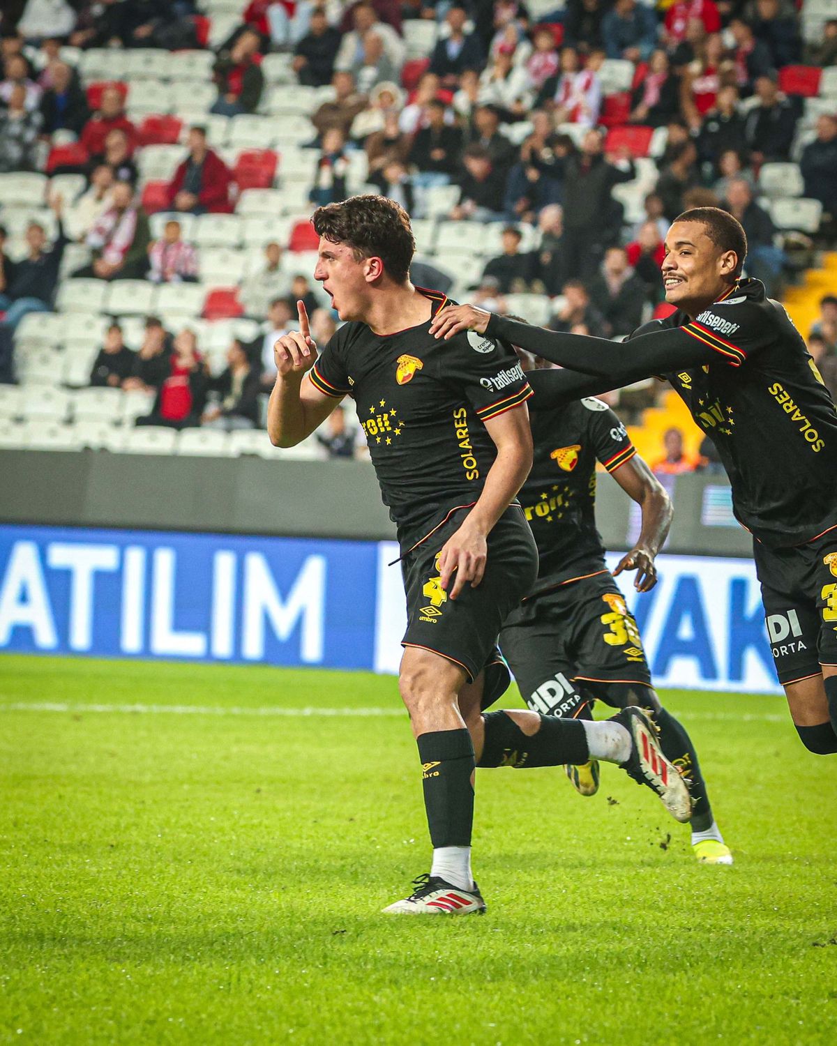 Göztepe, Taha ve Ogün ile Devam Ediyor