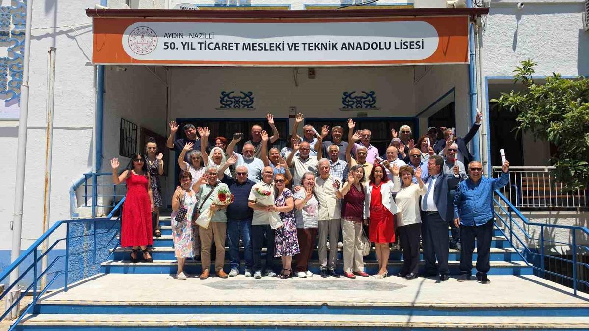 Nazilli Lisesi\'nde Mezunlar Yarım Asır Sonra Buluştu