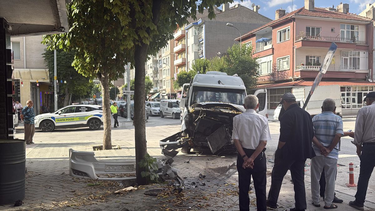 Eskişehir\'de Trafik Kazası: 9 Yaralı