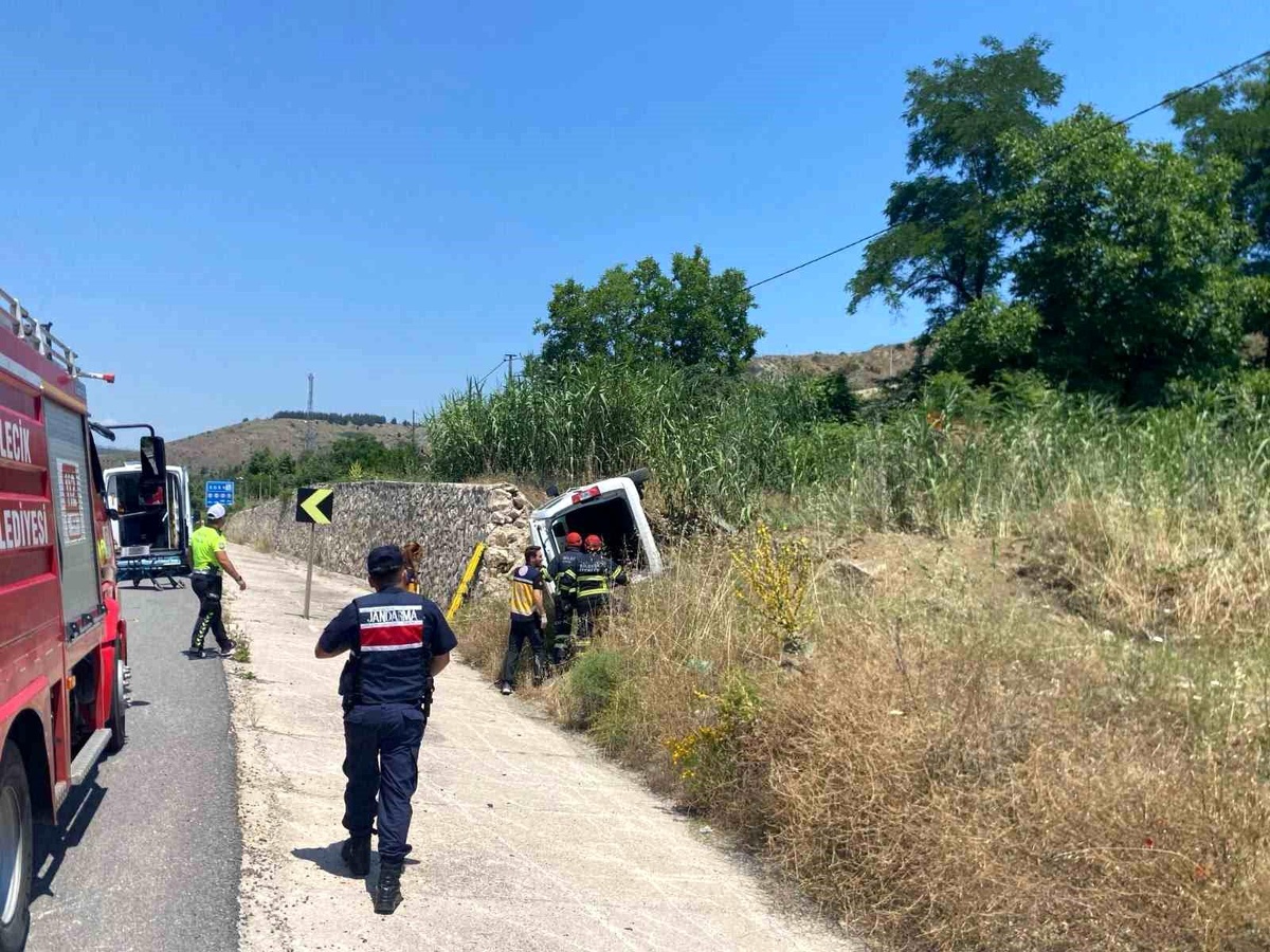 İstinat duvarına çarpan hafif ticari araç yan yattı: 1 yaralı