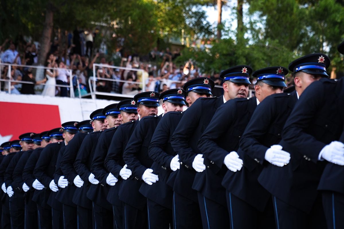 İzmir\'de 376 polis adayı mezun oldu