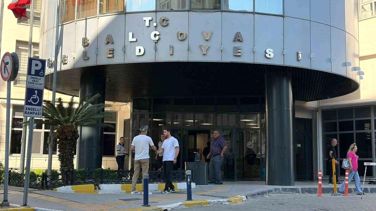 İzmir\'de Seferihisar Belediyesine 3\'üncü dalga operasyonu