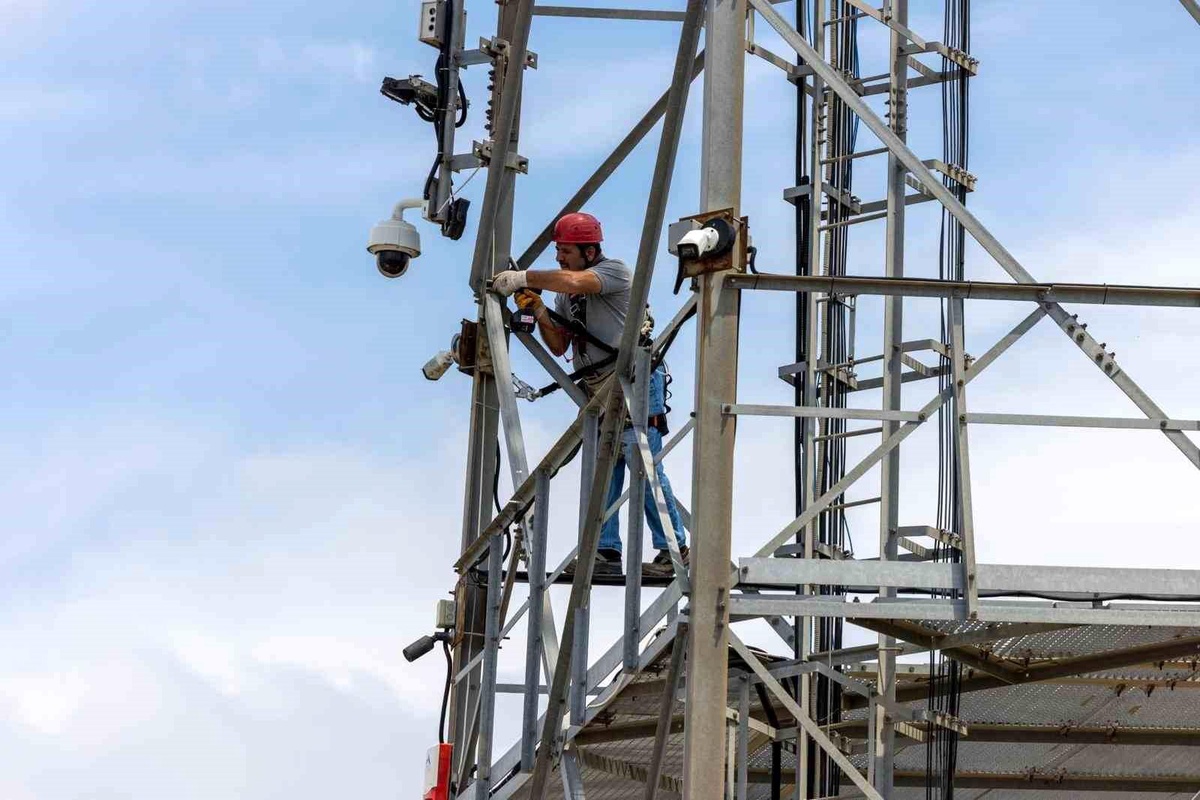 İzmir\'de telsiz istasyonu güneş enerjisiyle kesintisiz haberleşme sağlıyor