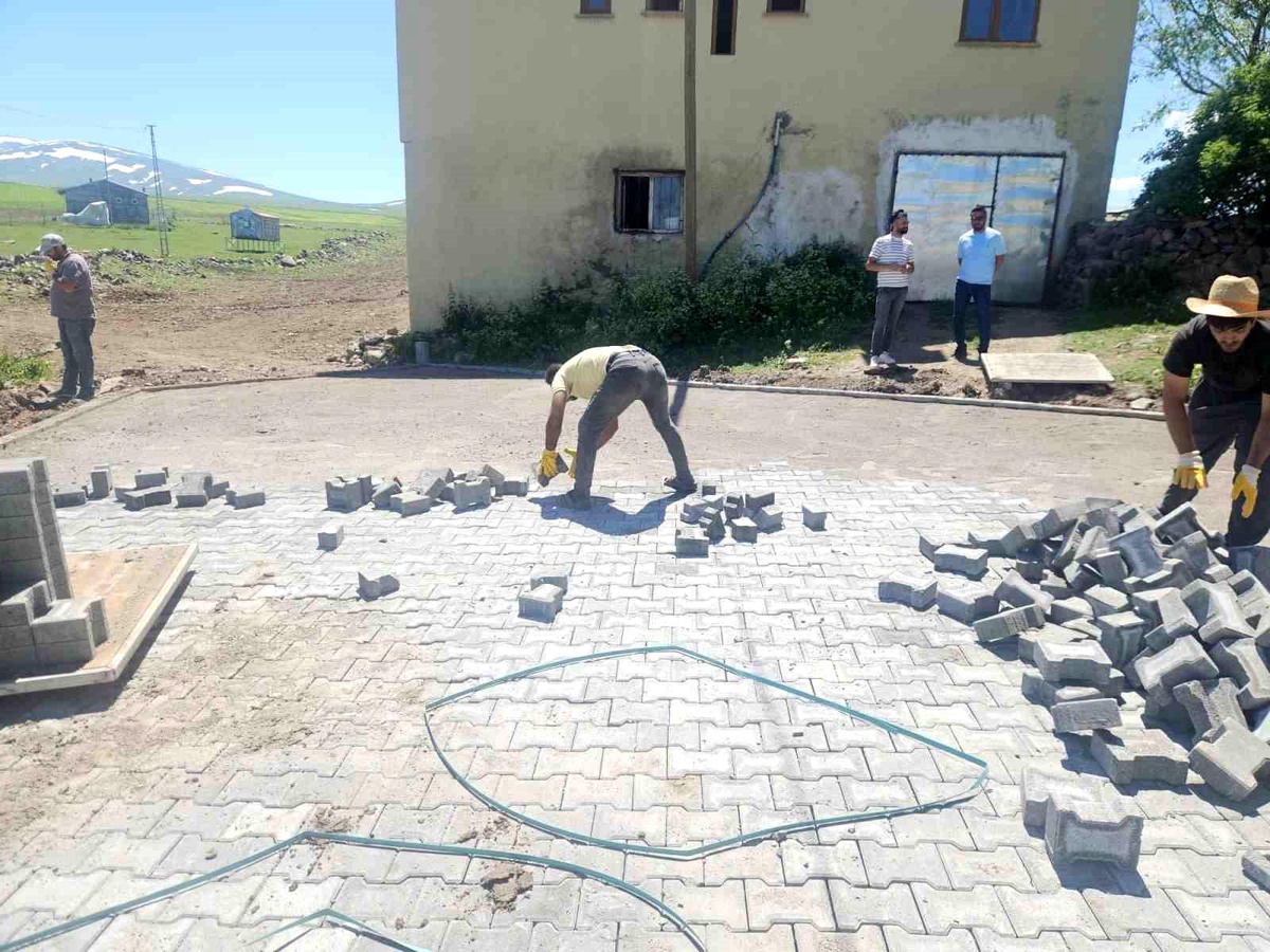 Tunçkaya Köyü\'nde Kilit Parke Taşı Çalışmaları Başladı