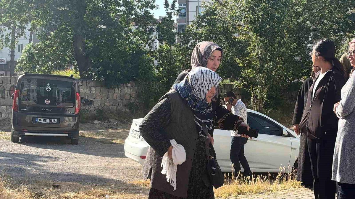 Kayseri\'de 12 Katlı Binada Yangın Panik Yarattı