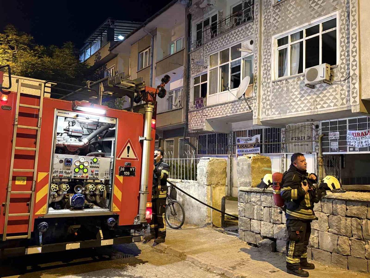 Kayseri\'de Yangın: Anne ve İki Çocuğu Dumandan Etkilendi