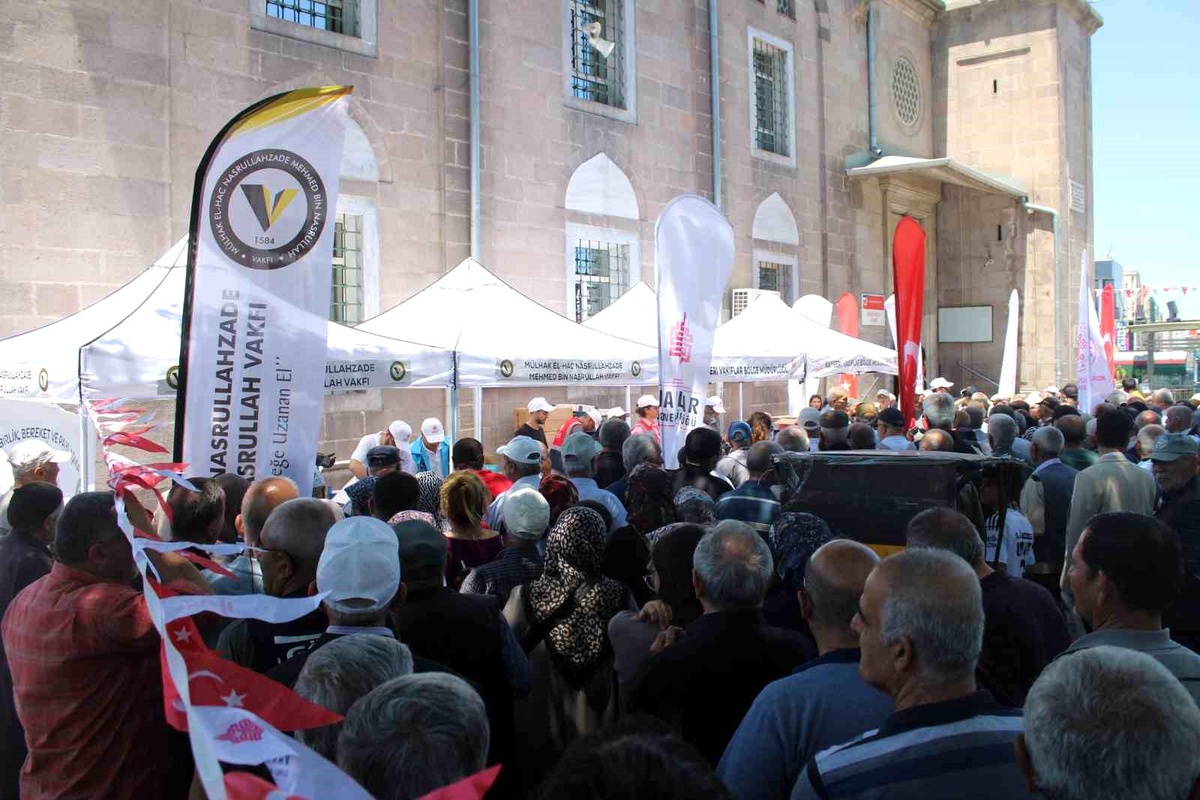 Kayseri\'de 40 Bin Kişiye Aşure İkramı