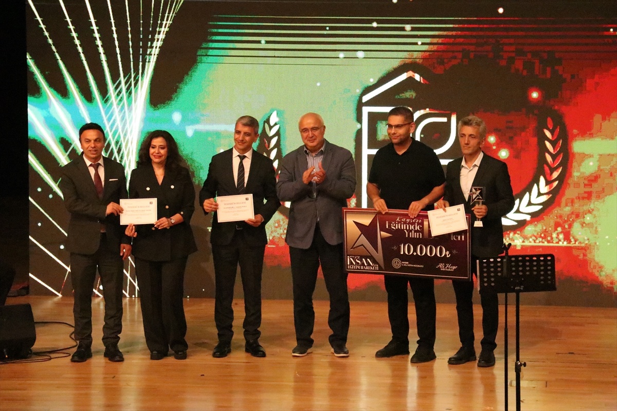 Kayseri\'de Eğitimde Yılın En\'leri Ödülleri Verildi