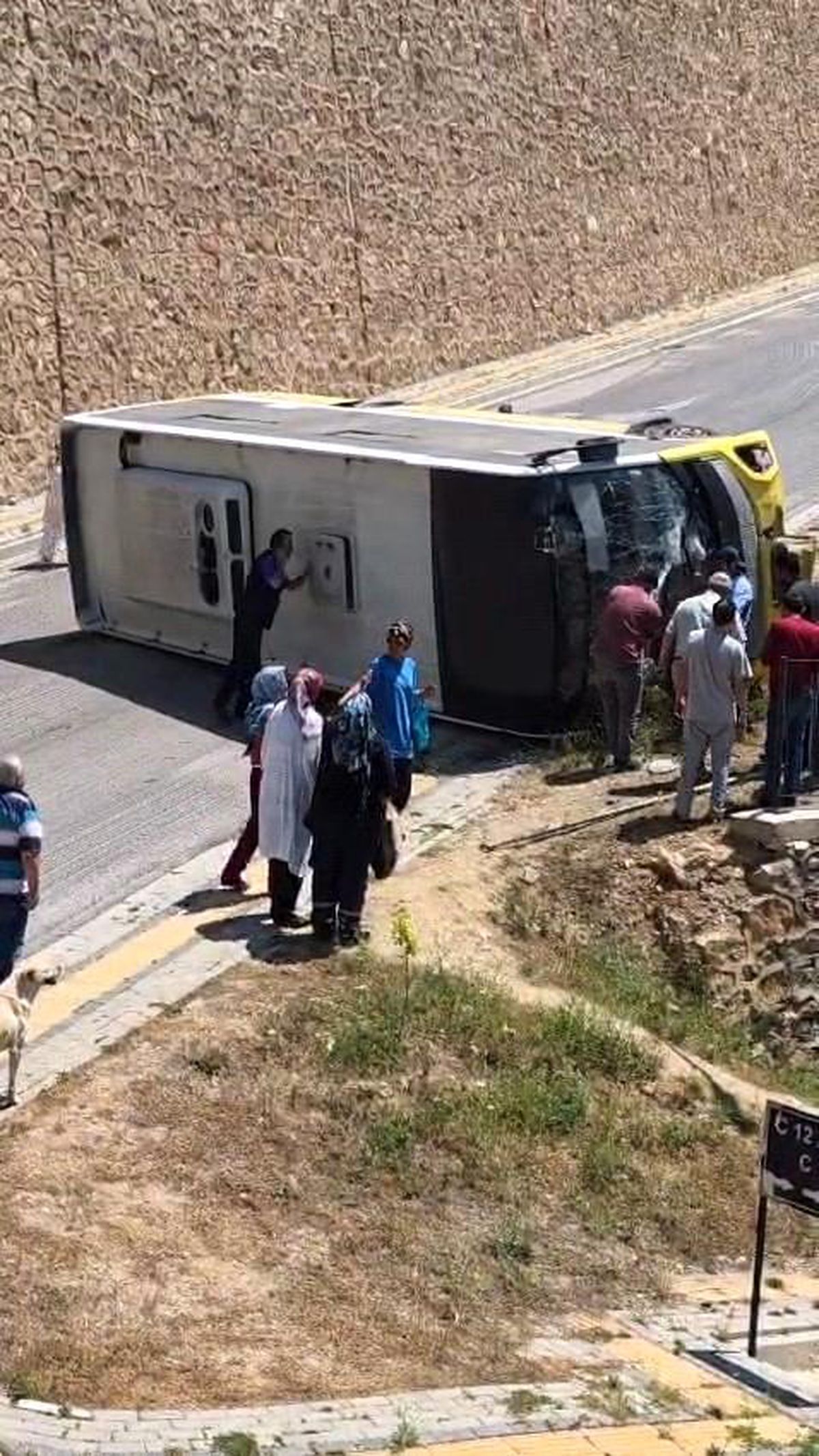 İnegöl\'de Halk Otobüsü Devrildi