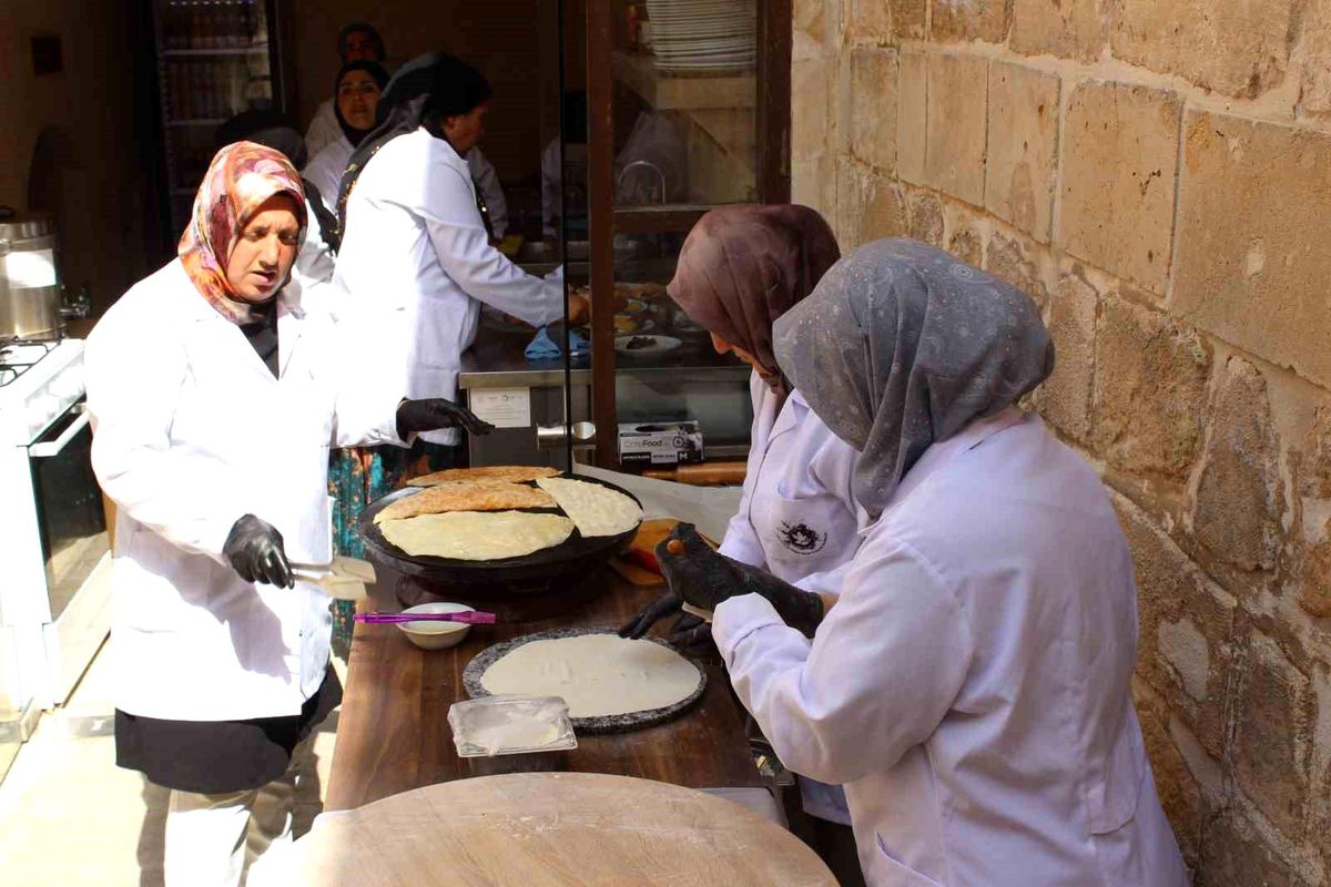 Midyat\'ta kadın girişimciler el emekleri ile yöresel ürünleri tanıtıyor