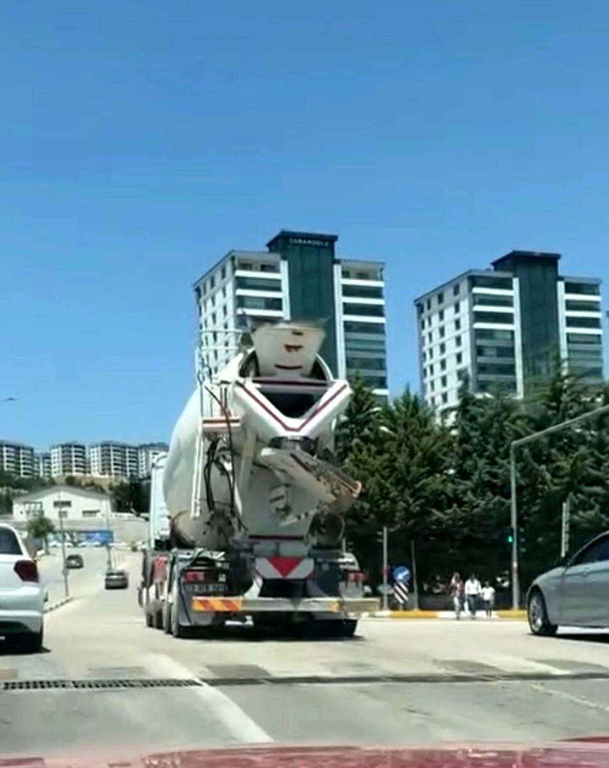 Elazığ\'da Beton Mikseri Yolda Harç Döküyor