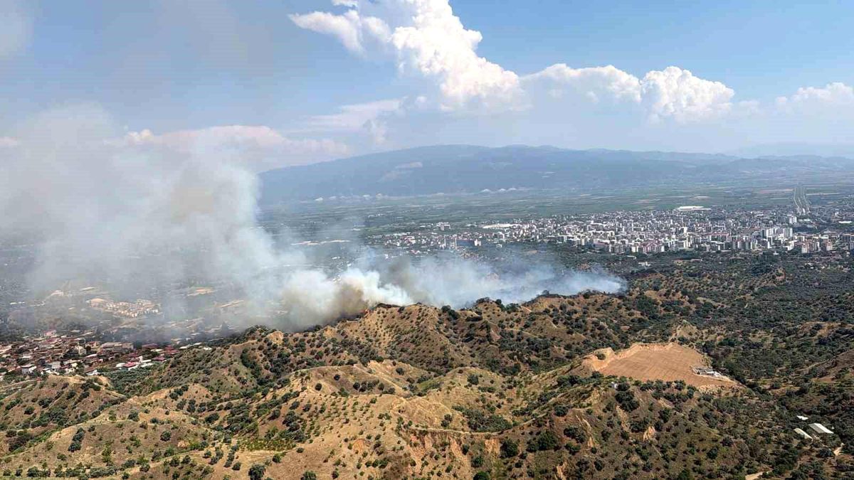 Nazilli\'deki yangına 4 helikopterle müdahale ediliyor
