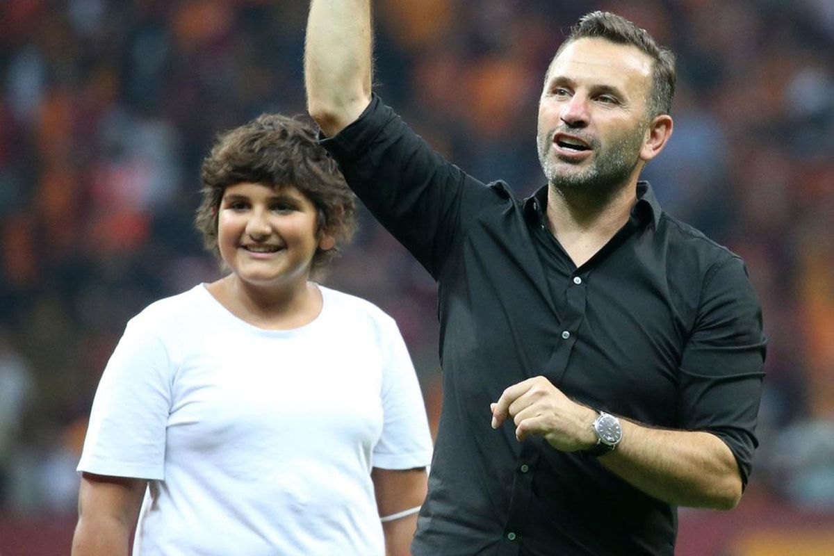 Okan Buruk'un oğlunu g&ouml;renler tanıyamadı! Boyu babasını ge&ccedil;ti