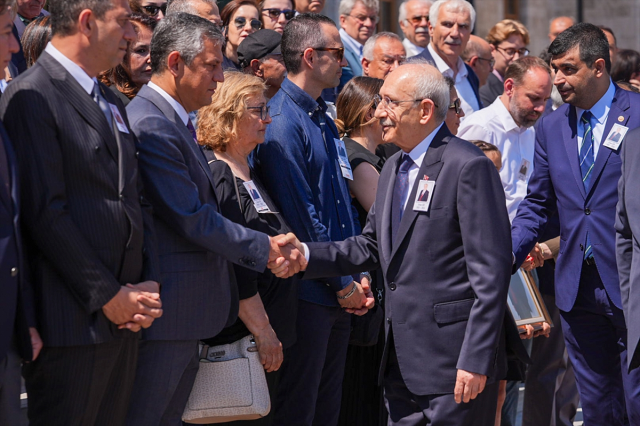 Özel'in elini sıkan Kılıçdaroğlu, 