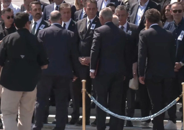 Özel'in elini sıkan Kılıçdaroğlu, 