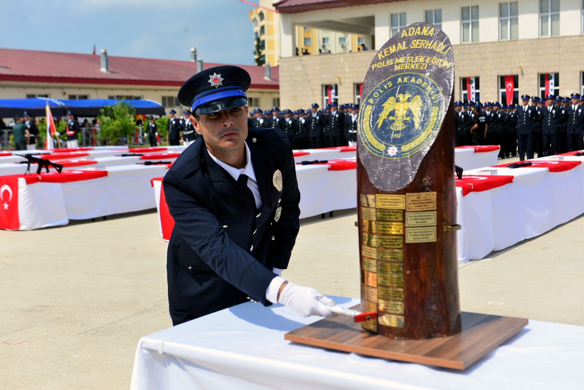 Adana\'da Polis Mezuniyetinde Evlilik Teklifi