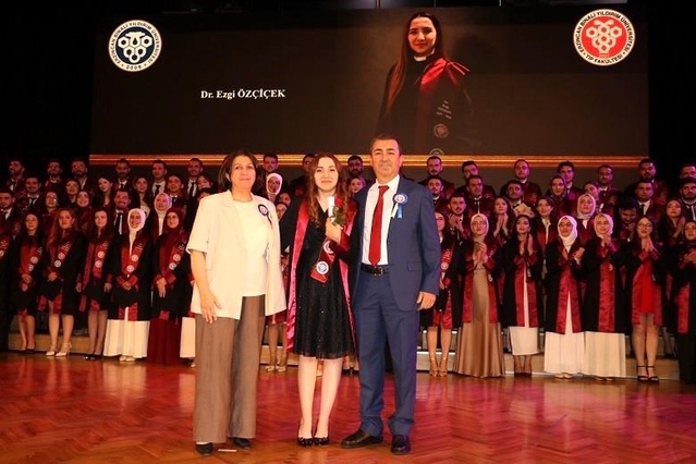 Ezgi Özçiçek, Tıp Eğitimini Tamamladı