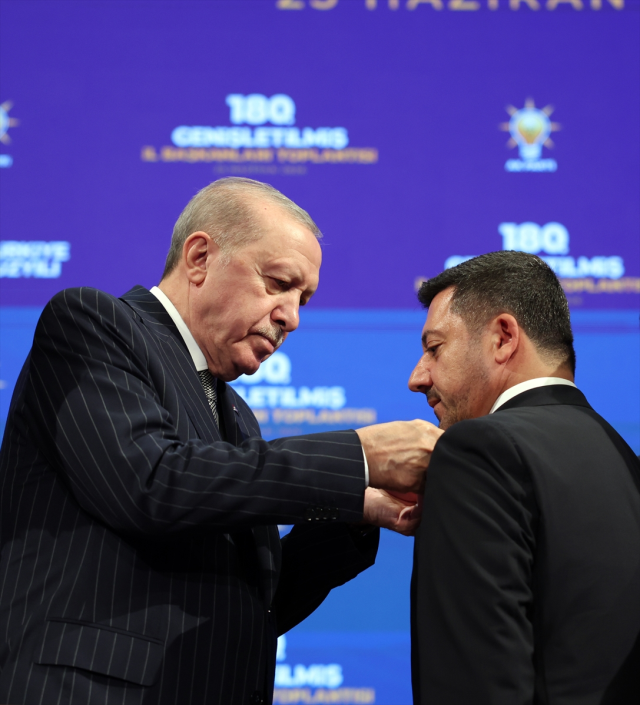 Rozetlerini Erdoğan taktı: Üç belediye başkanı daha AK Parti'ye katıldı