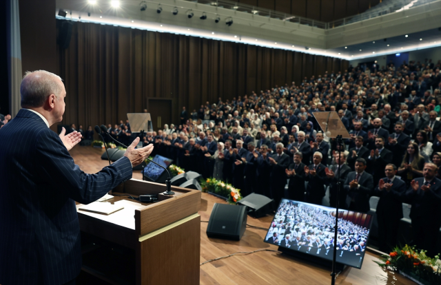 Rozetlerini Erdoğan taktı: Üç belediye başkanı daha AK Parti'ye katıldı