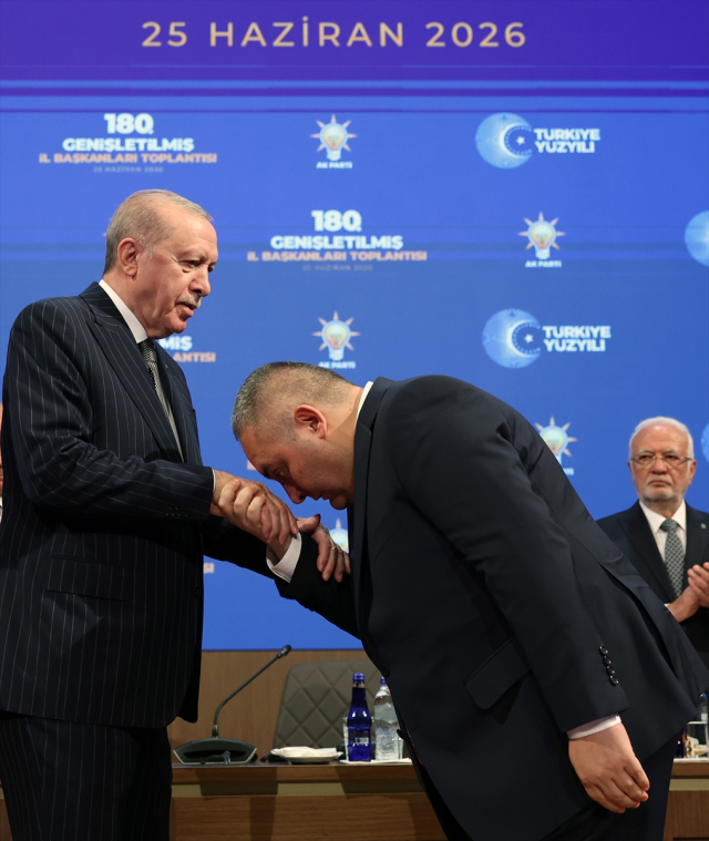 Rozetlerini Erdoğan taktı: Üç belediye başkanı daha AK Parti'ye katıldı