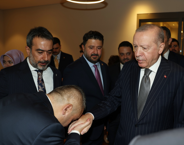 Rozetlerini Erdoğan taktı: Üç belediye başkanı daha AK Parti'ye katıldı