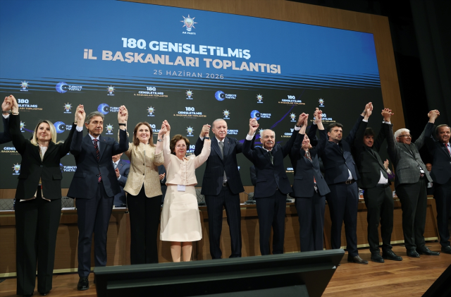 Rozetlerini Erdoğan taktı: Üç belediye başkanı daha AK Parti'ye katıldı