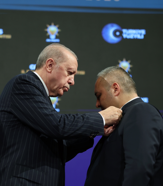 Rozetlerini Erdoğan taktı: Üç belediye başkanı daha AK Parti'ye katıldı