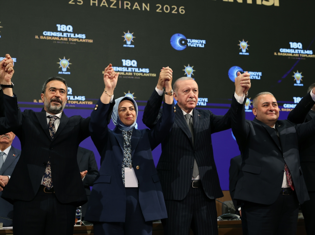 Rozetlerini Erdoğan taktı: Üç belediye başkanı daha AK Parti'ye katıldı