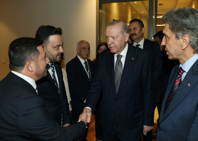 Rozetlerini Erdoğan taktı: Üç belediye başkanı daha AK Parti'ye katıldı