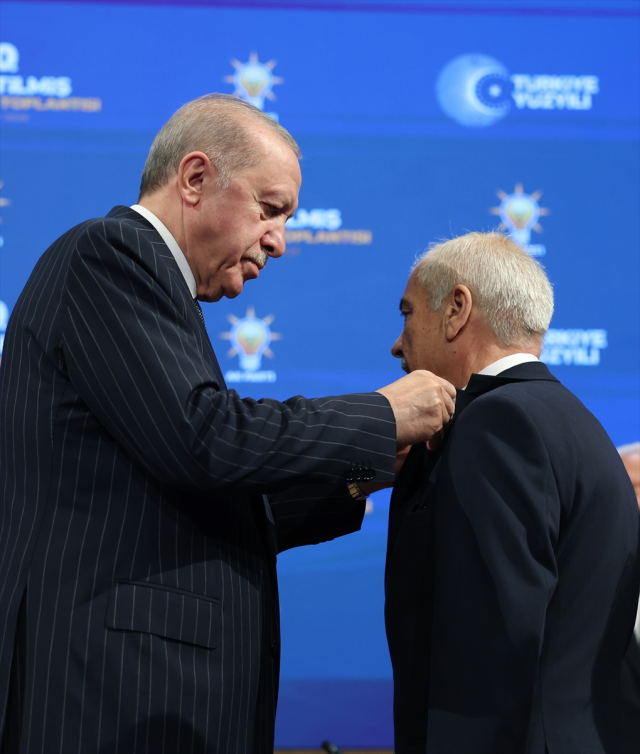 Rozetlerini Erdoğan taktı: Üç belediye başkanı daha AK Parti'ye katıldı