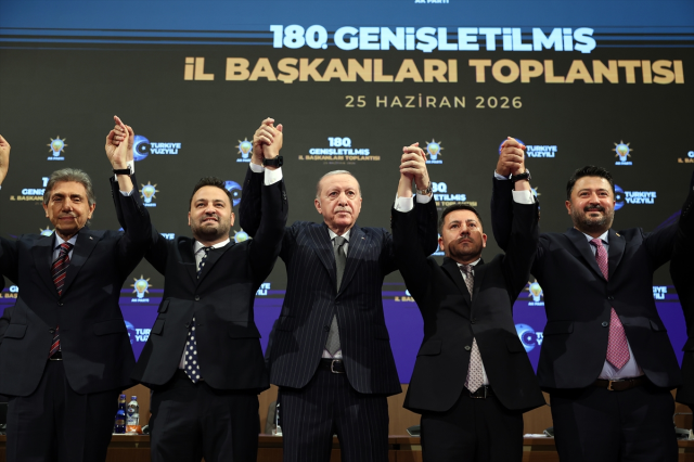Rozetlerini Erdoğan taktı: Üç belediye başkanı daha AK Parti'ye katıldı