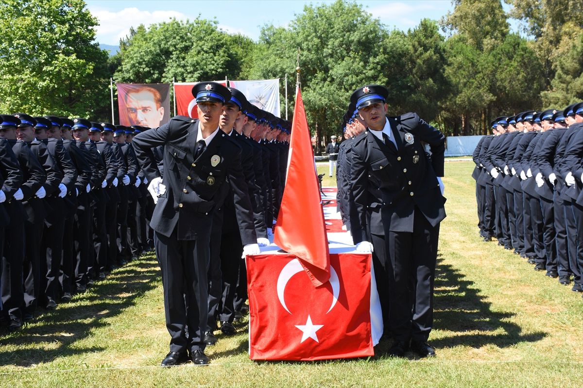 380 Polis Adayı Mezuniyet Coşkusu