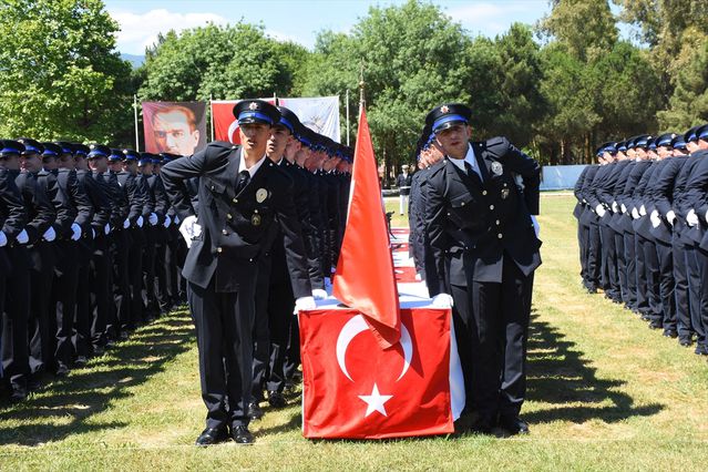 380 Polis Adayı Mezuniyet Coşkusu