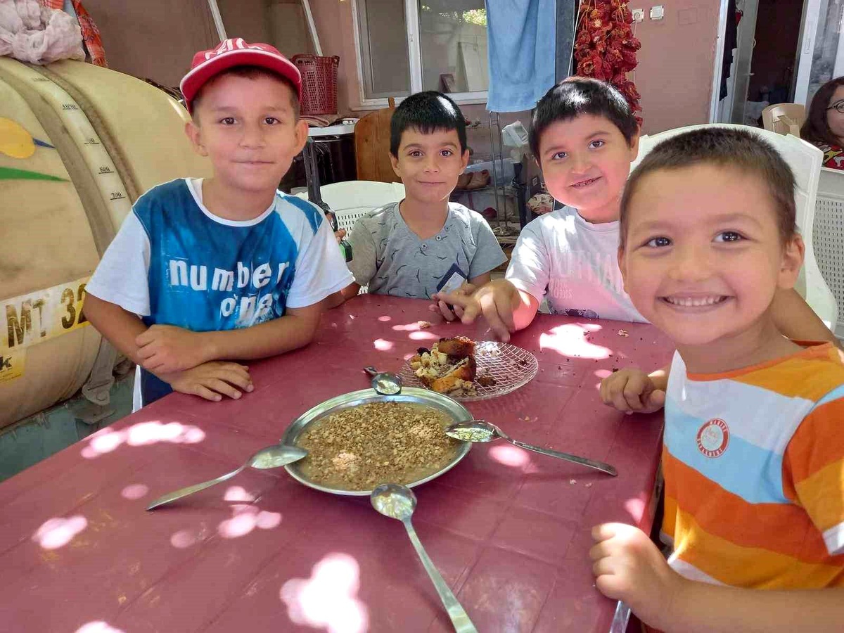 Sarıgöl\'de aşure kazanları kaynamaya başladı