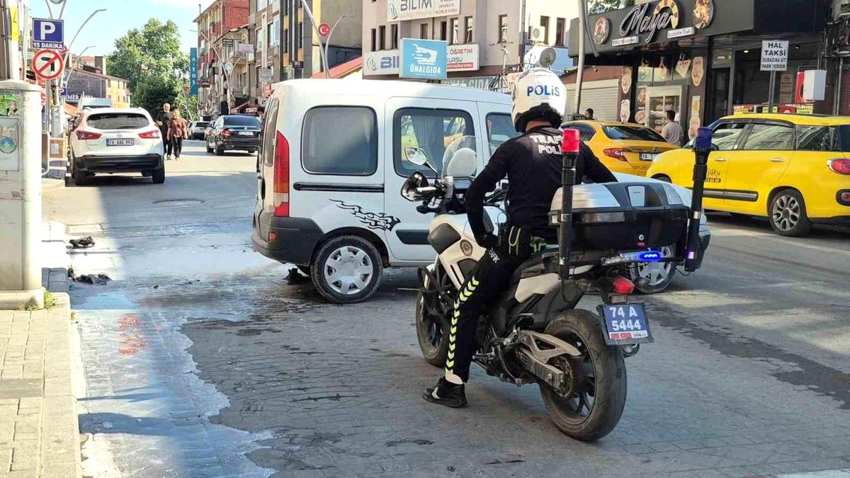 Bartın\'da Araç Yangını, Sürücü Yoluna Devam Etti