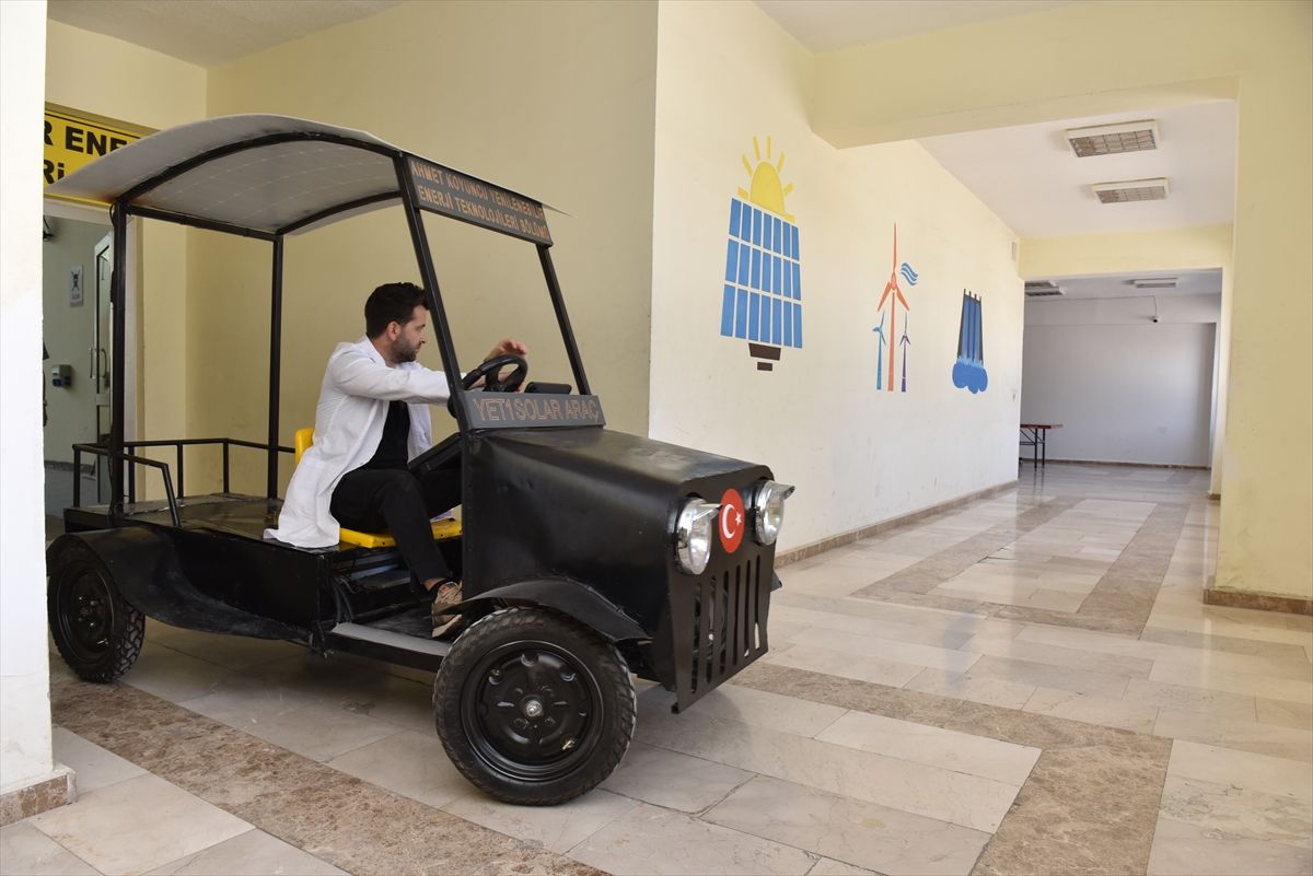 Siverek\'te Öğrencilerden Güneş Enerjili Araç
