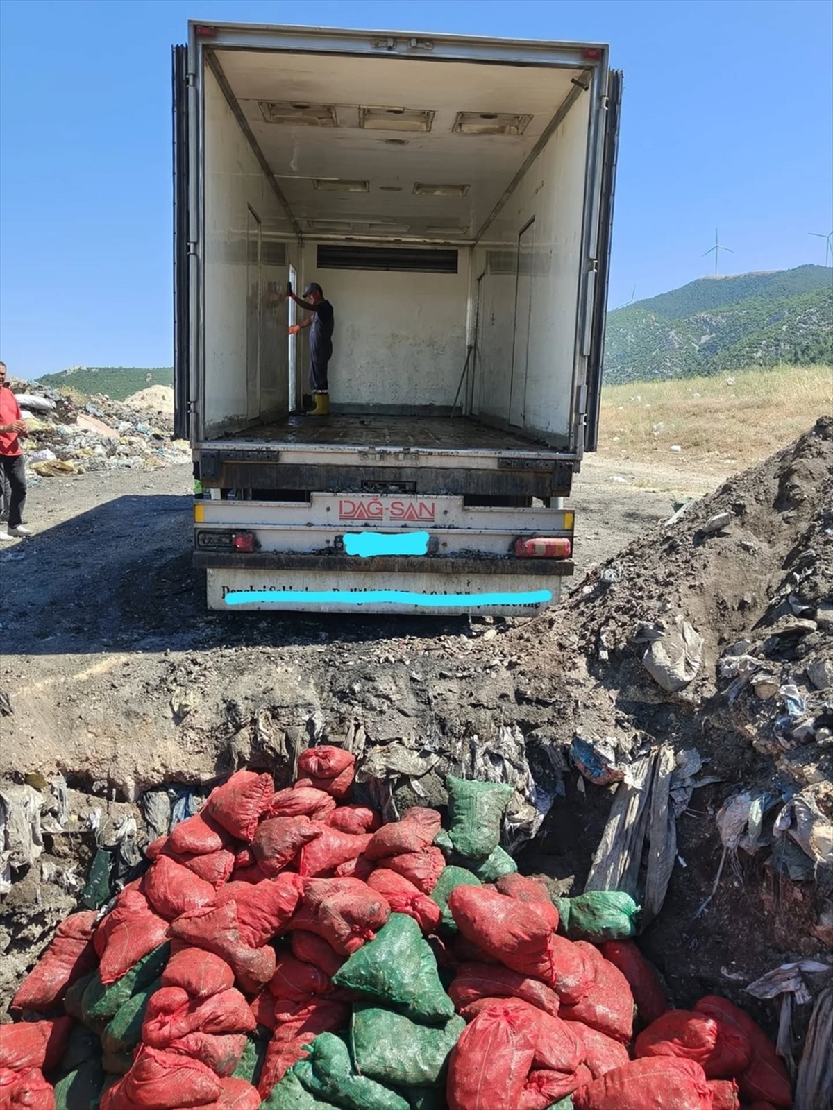 Soma\'da 4 Ton Bozuk Midye İmha Edildi