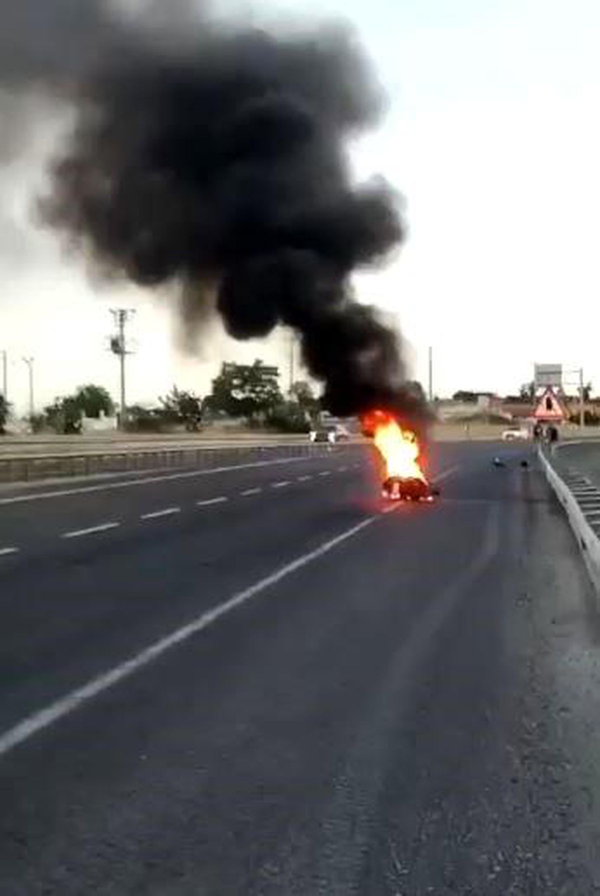 Tekirdağ\'da seyir halindeki motosiklet alev alev yandı