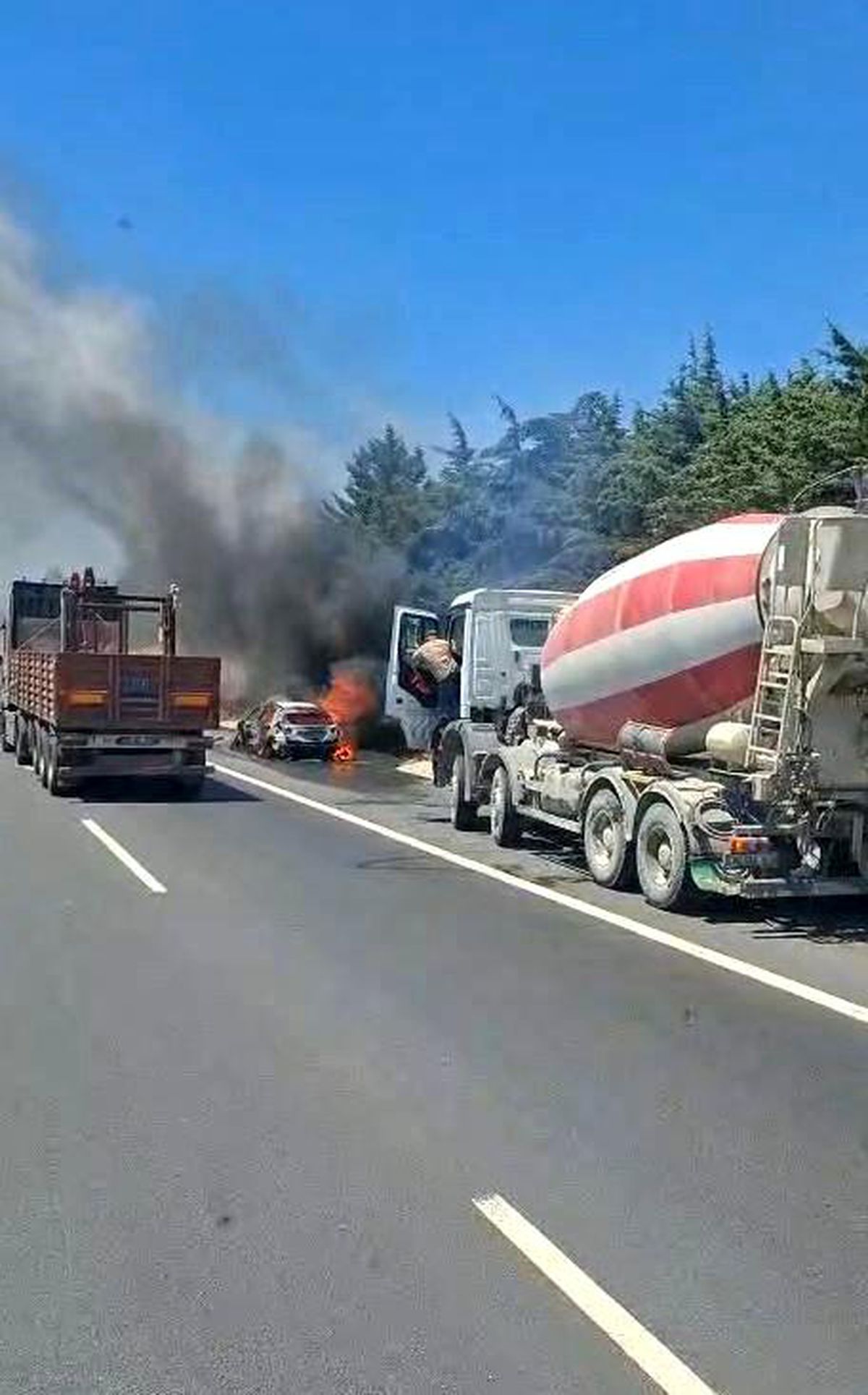 TEM Otoyolu\'nda Araç Yangını Paniğe Neden Oldu