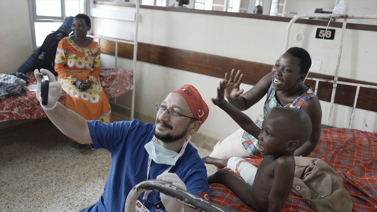 Uganda\'da 5 Yaşındaki Kız Ameliyat Oldu