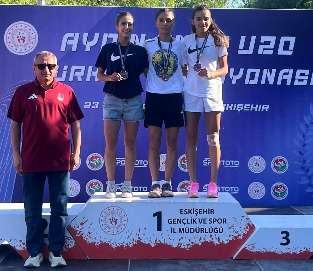 Elif Akçiçek Altın Madalya Kazandı