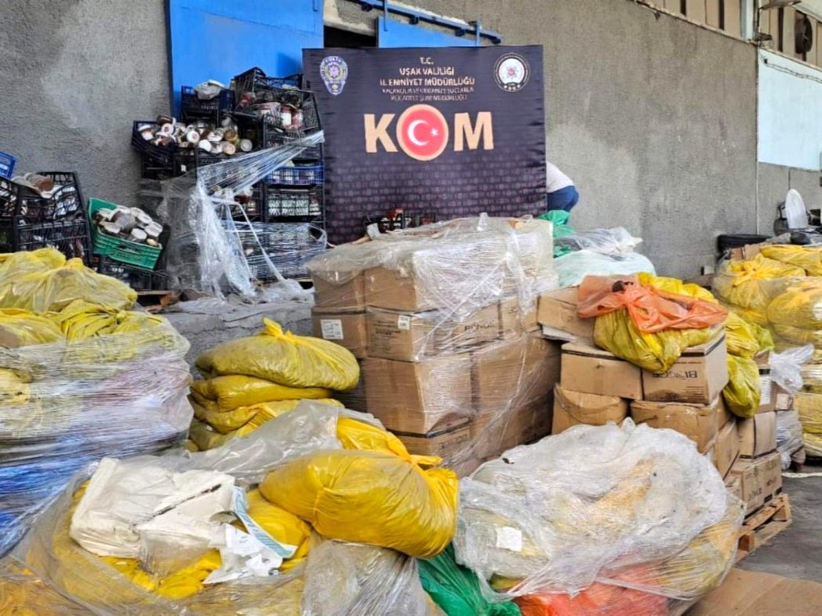 Uşak\'ta Tarihi Geçmiş 30 Ton Gıda Ele Geçirildi