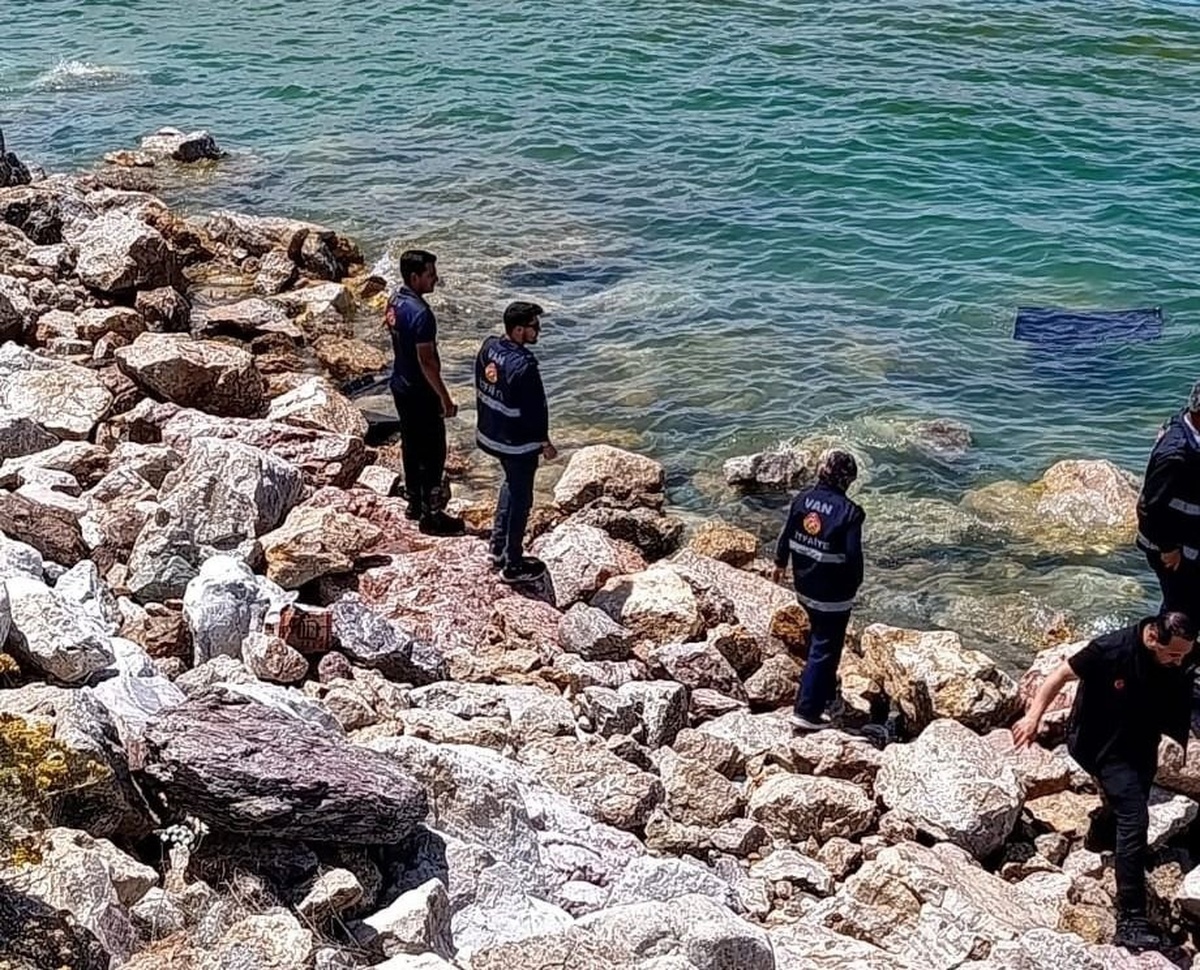 Van Gölü\'ne Düşen Araçta Sürücü Yaralı Kurtarıldı