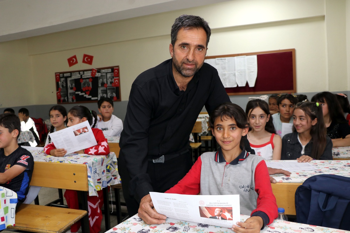 Hasret İlk Kez Karnesini Arkadaşlarıyla Aldı
