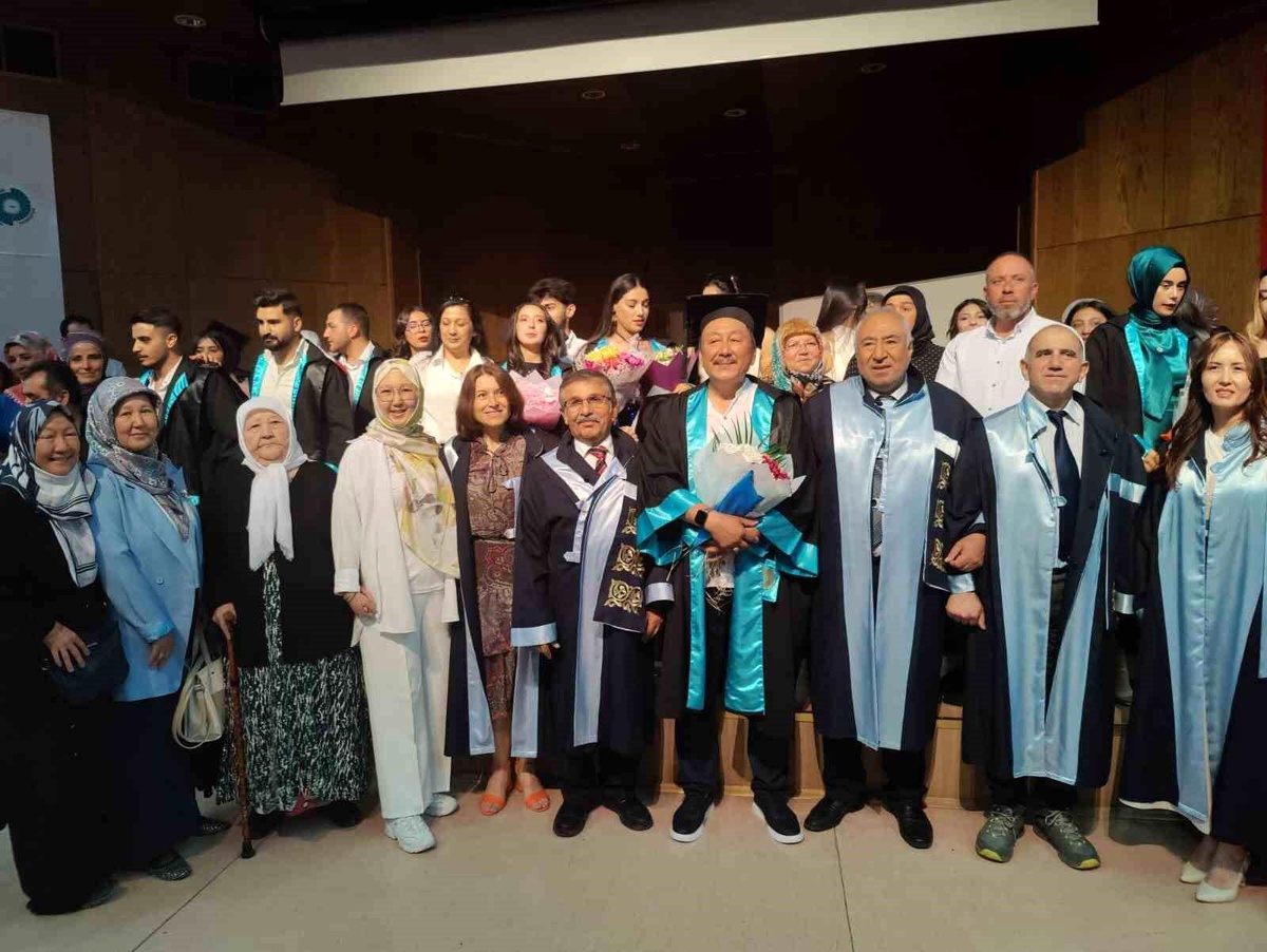 64 Yaşında Üniversite Mezunu Oldu